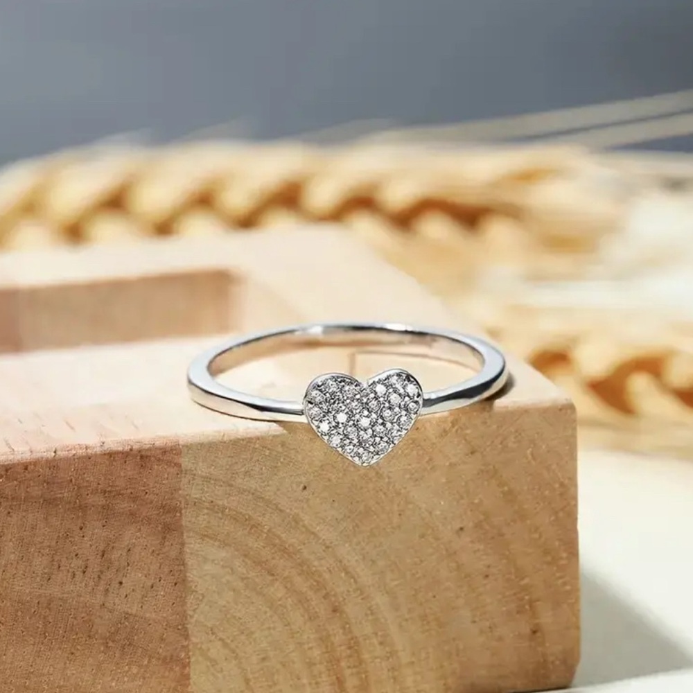 Elegant Silver Heart Ring with Pavé Stones - Picture 4 of 4